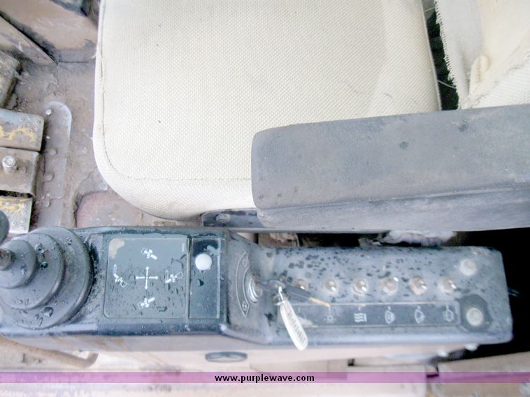 image for item 5152 1989 Caterpillar 235C excavator