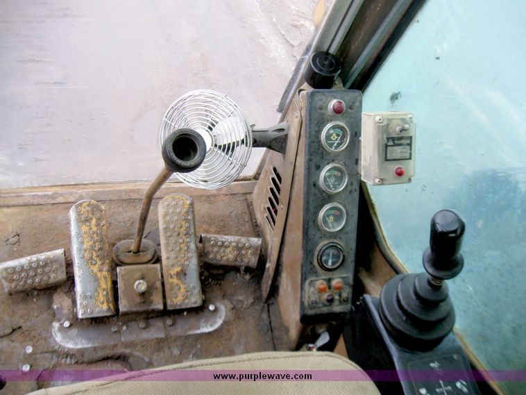 image for item 5152 1989 Caterpillar 235C excavator