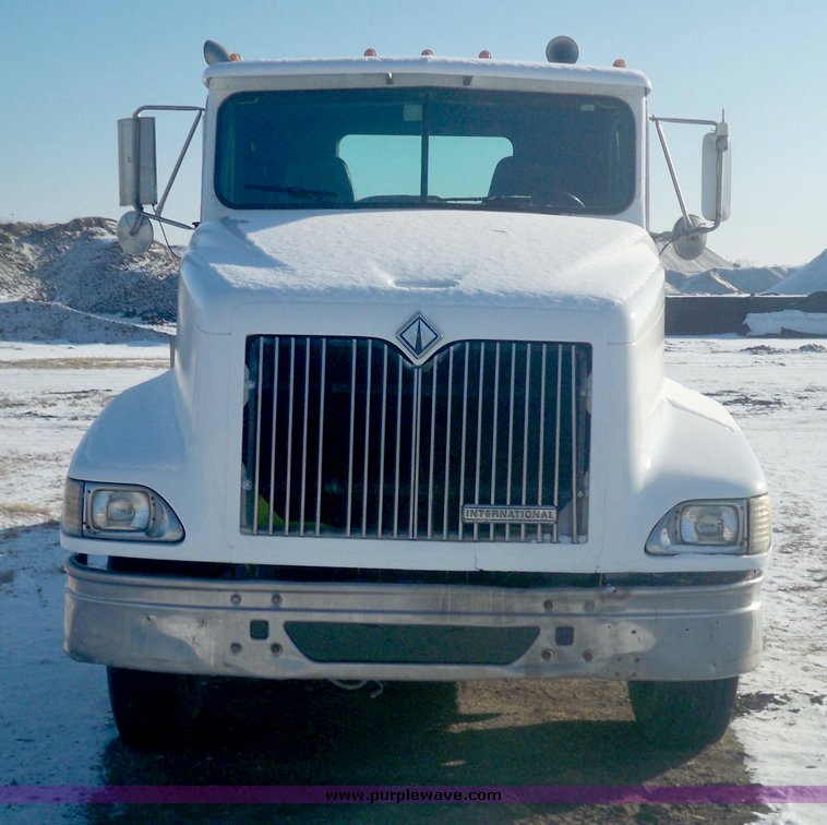 image for item 6001 1997 International Series 9400 truck