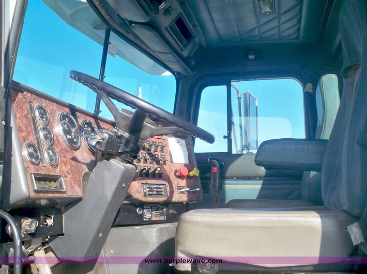 image for item 6001 1997 International Series 9400 truck