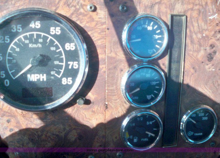 image for item 6001 1997 International Series 9400 truck