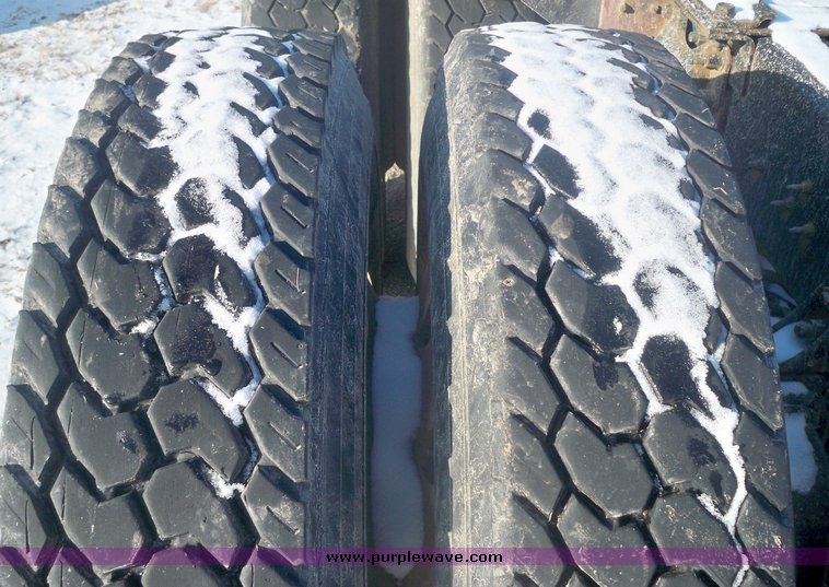 image for item 6001 1997 International Series 9400 truck