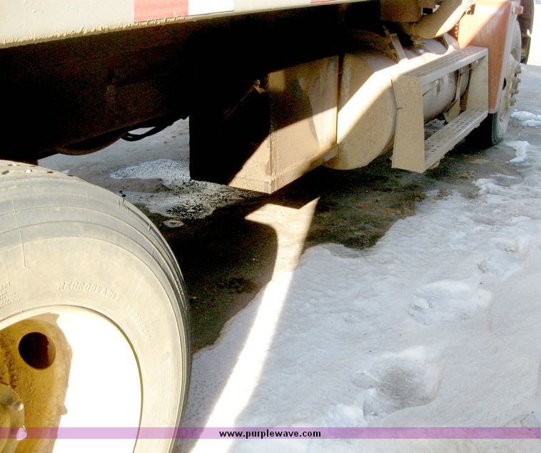 image for item 6626 1990 Freightliner dump truck