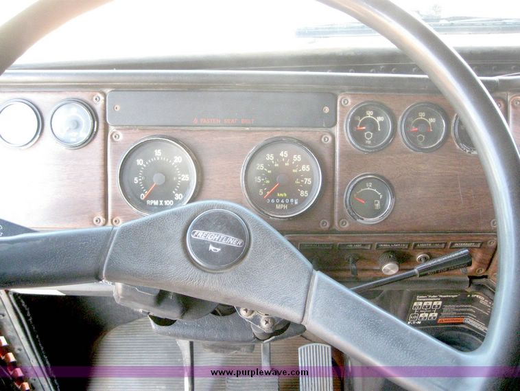 image for item 6626 1990 Freightliner dump truck