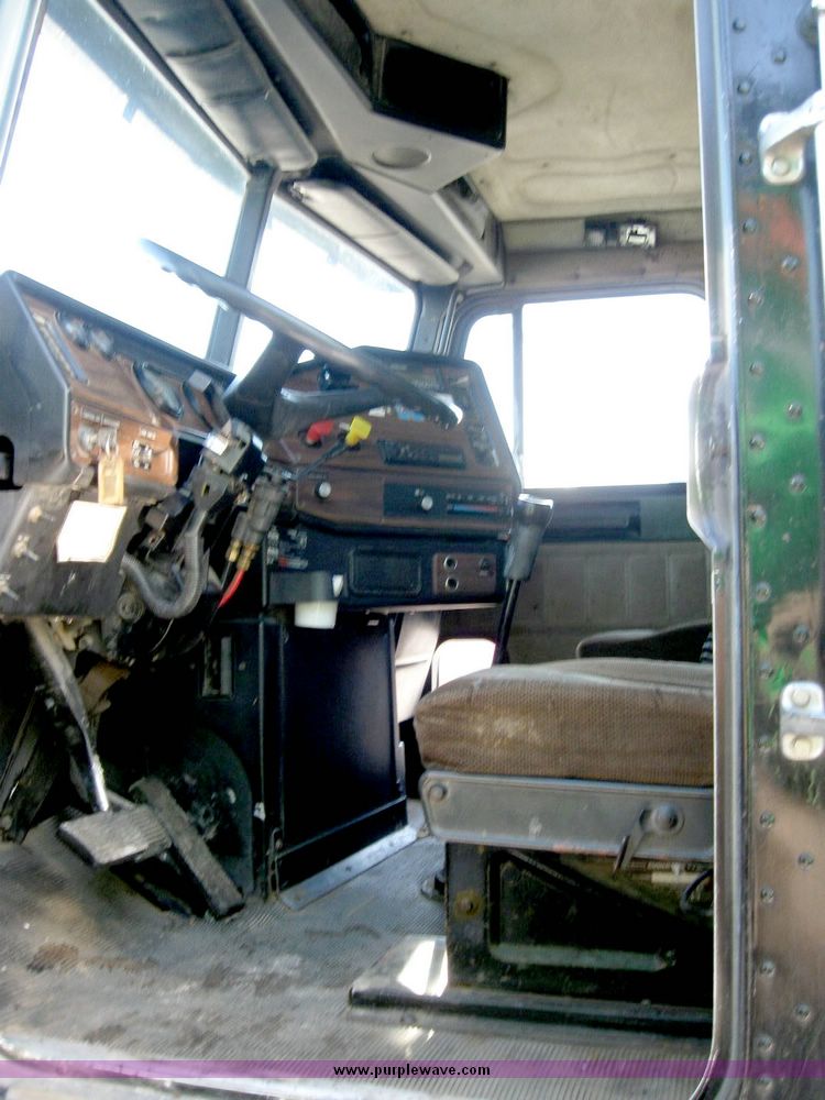 image for item 6627 1994 Freightliner dump truck