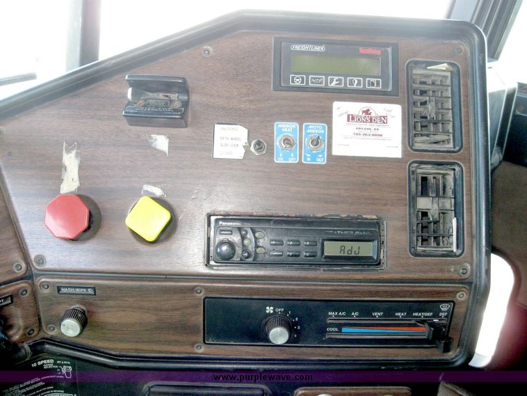 image for item 6627 1994 Freightliner dump truck