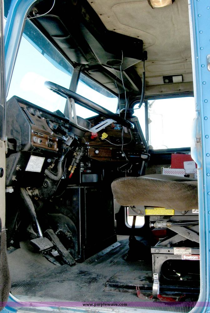 image for item 6630 1994 Freightliner dump truck