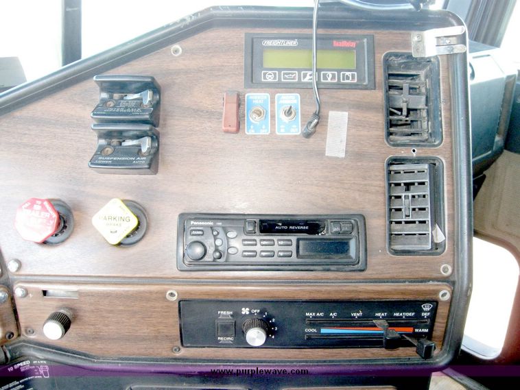 image for item 6630 1994 Freightliner dump truck