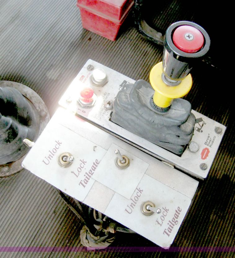 image for item 6630 1994 Freightliner dump truck