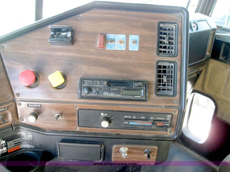 image for item 6632 1994 Freightliner dump truck