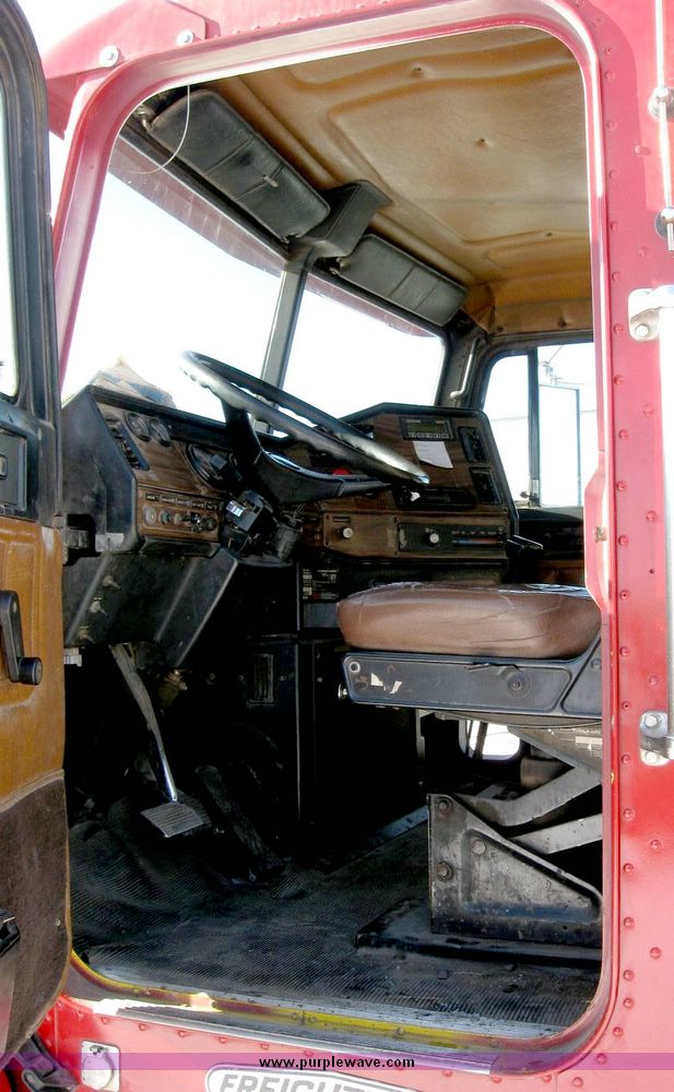 image for item 6634 1994 Freightliner dump truck