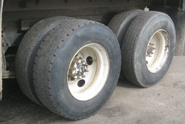 image for item 6800 1994 Freightliner Conventional FLD120 dump truck