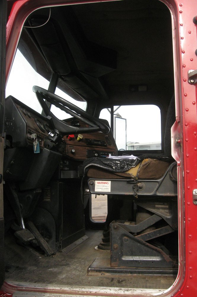 image for item 6800 1994 Freightliner Conventional FLD120 dump truck