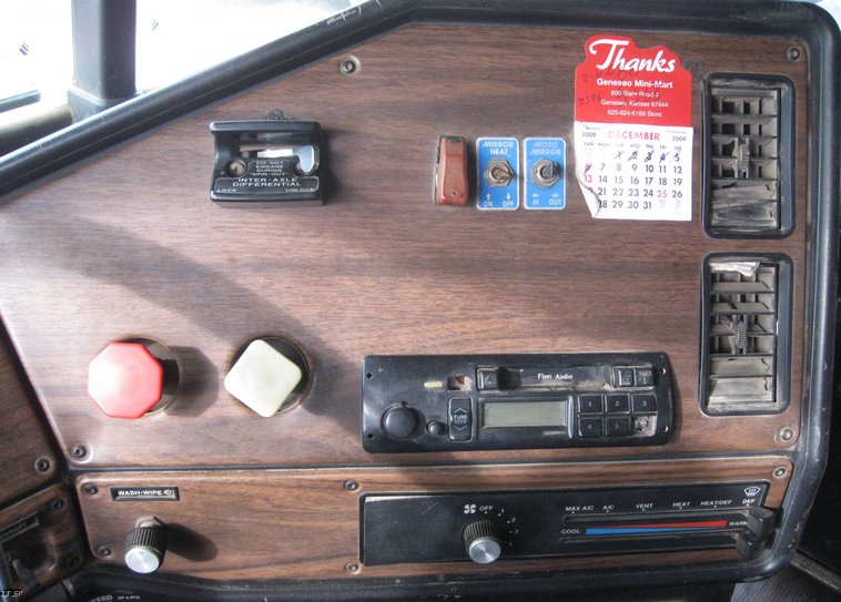 image for item 6800 1994 Freightliner Conventional FLD120 dump truck