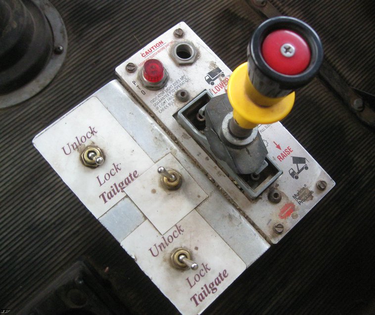 image for item 6800 1994 Freightliner Conventional FLD120 dump truck