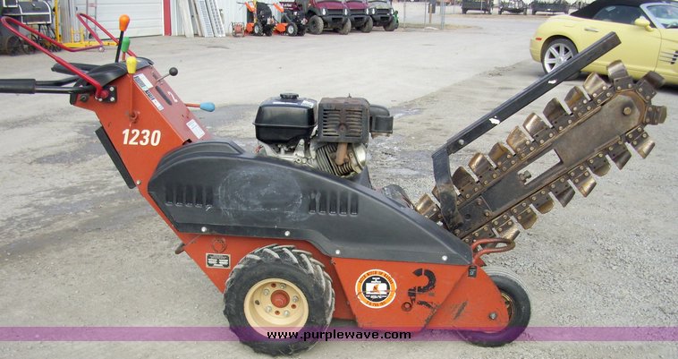 image for item 8067 2000 Ditch Witch 1230 trencher