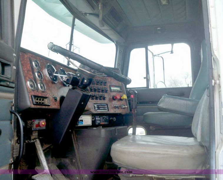 image for item 8072 1998 International 9400