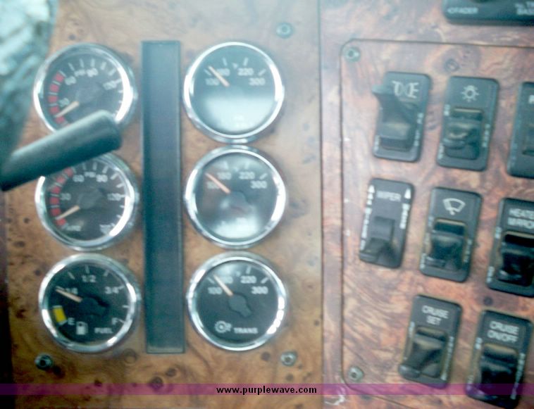 image for item 8072 1998 International 9400