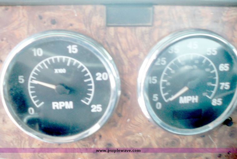 image for item 8072 1998 International 9400