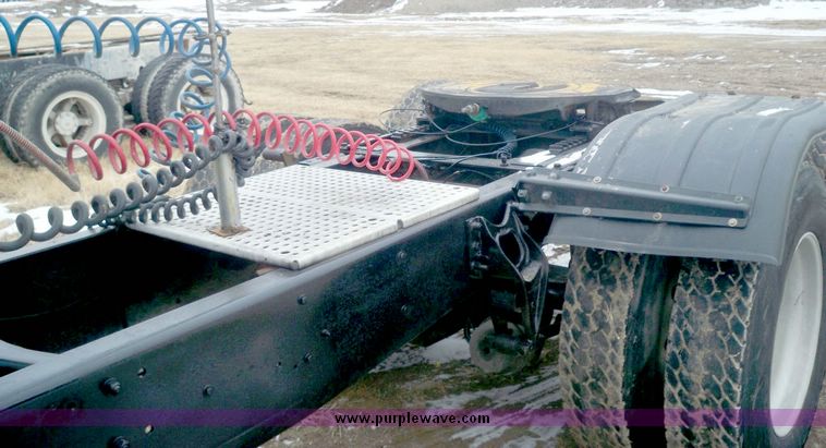 image for item 8072 1998 International 9400