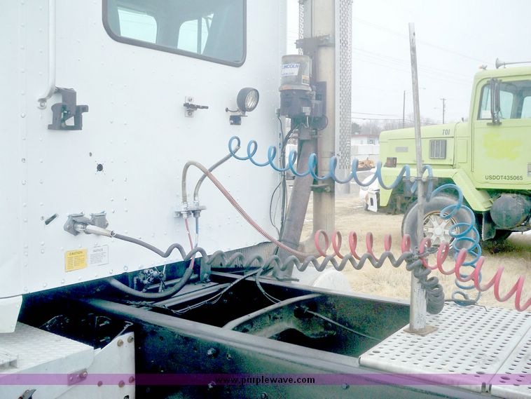 image for item 8072 1998 International 9400