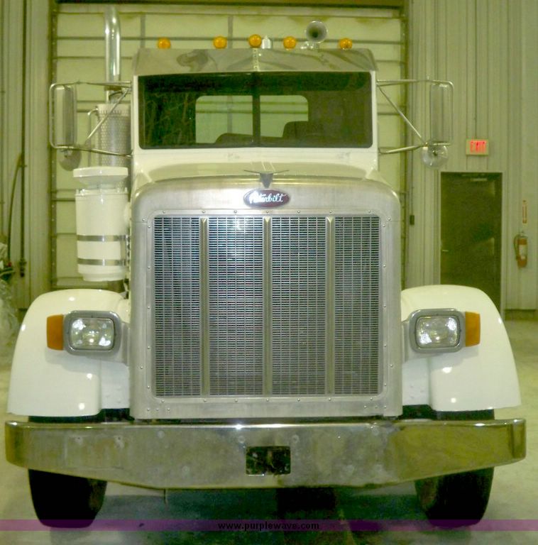 image for item 8074 1993 Peterbilt Conventional 357