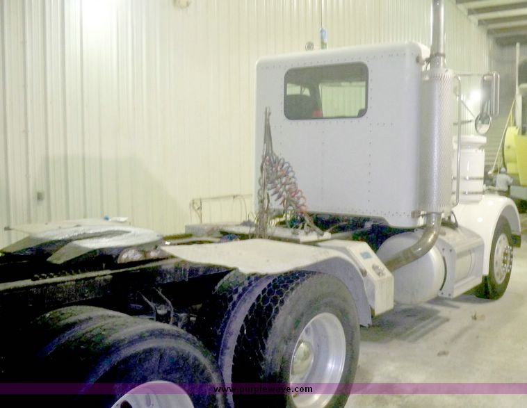 image for item 8074 1993 Peterbilt Conventional 357