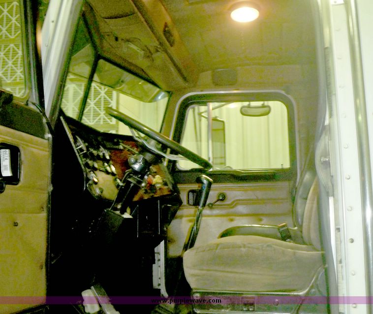 image for item 8074 1993 Peterbilt Conventional 357