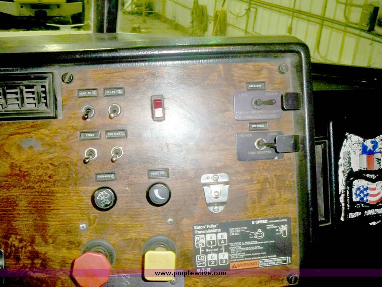 image for item 8074 1993 Peterbilt Conventional 357