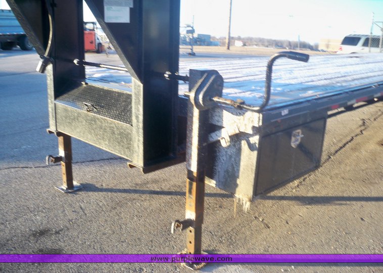 image for item 8081 2008 Progressive 40' trailer