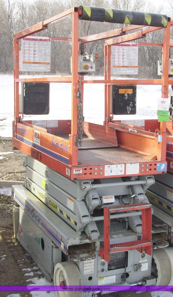 image for item 9100 2005 Skyjack SJ III 3219 scissor lift