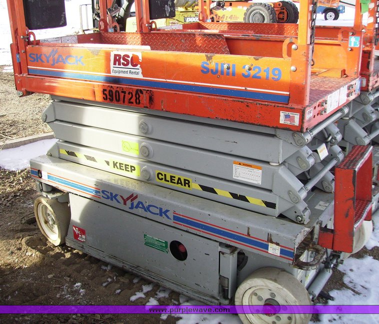 image for item 9100 2005 Skyjack SJ III 3219 scissor lift