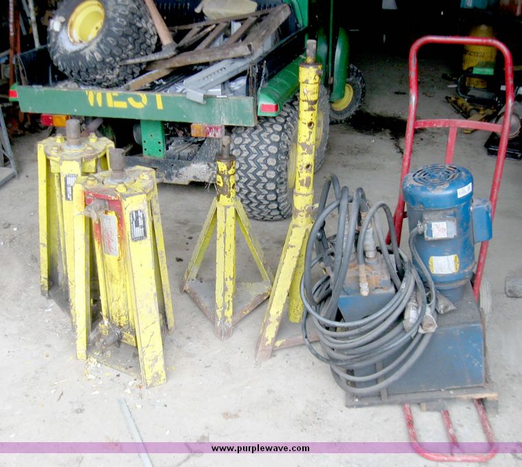 image for item 5192 Portable hydraulic lift