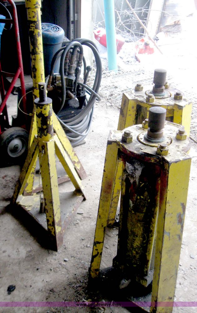 image for item 5192 Portable hydraulic lift