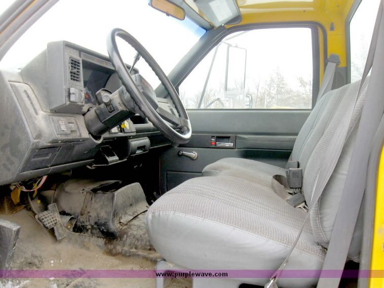 image for item 5194 1997 GMC C7H042 truck