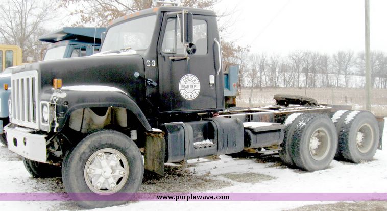 image for item 5195 1984 International S series F2574 tandem axle semi truck