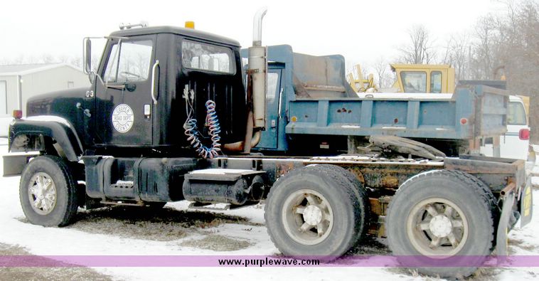 image for item 5195 1984 International S series F2574 tandem axle semi truck