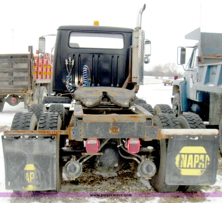 image for item 5195 1984 International S series F2574 tandem axle semi truck