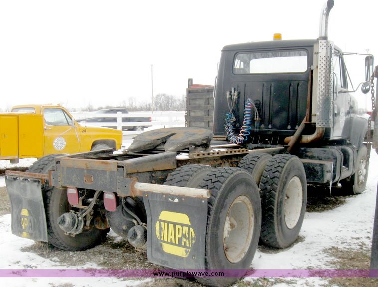 image for item 5195 1984 International S series F2574 tandem axle semi truck