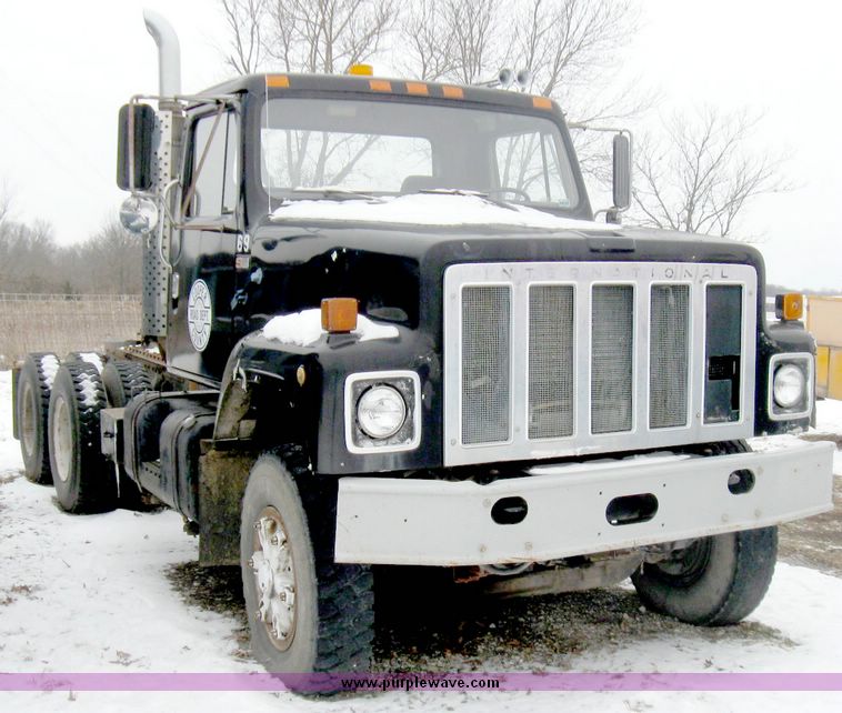 image for item 5195 1984 International S series F2574 tandem axle semi truck