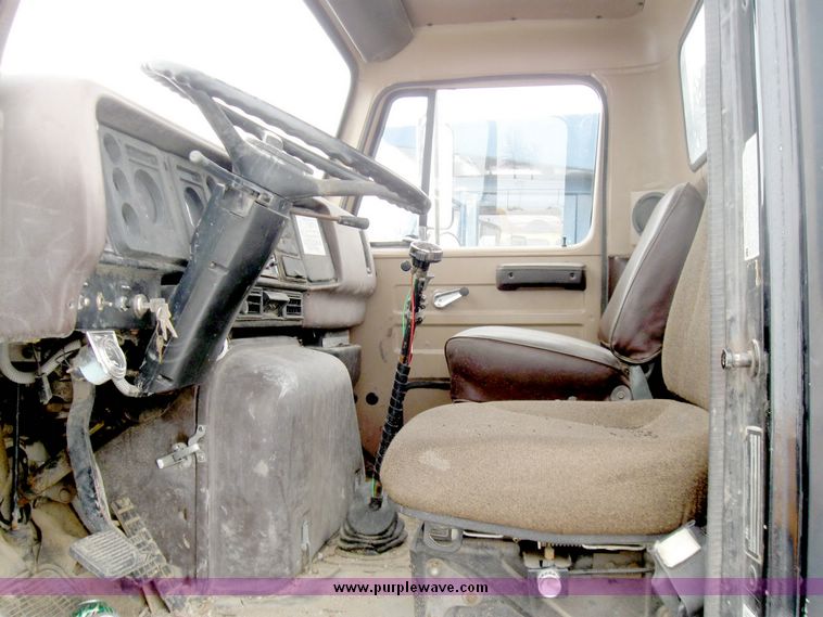 image for item 5195 1984 International S series F2574 tandem axle semi truck