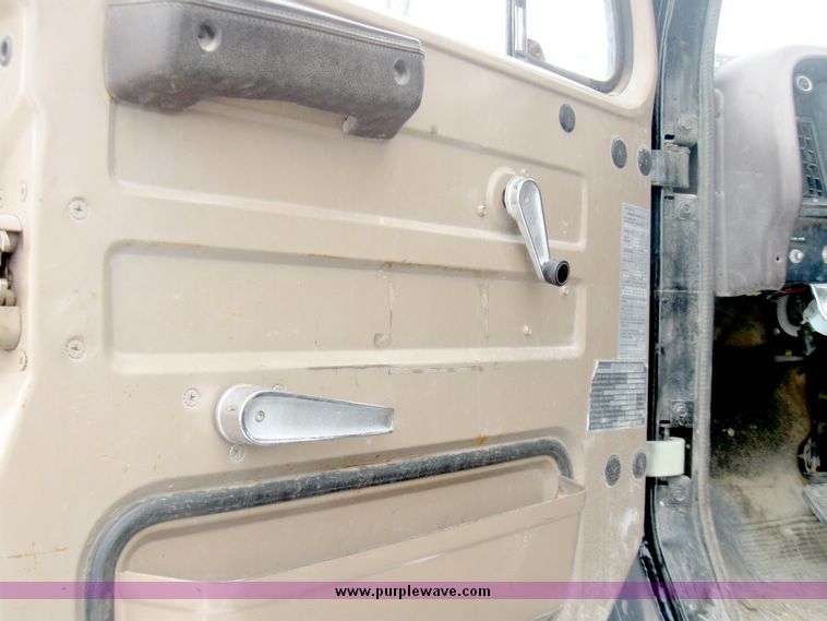 image for item 5195 1984 International S series F2574 tandem axle semi truck