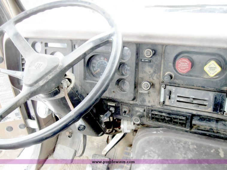 image for item 5195 1984 International S series F2574 tandem axle semi truck