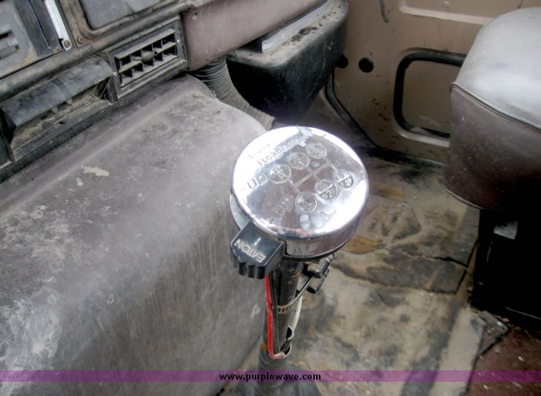 image for item 5195 1984 International S series F2574 tandem axle semi truck