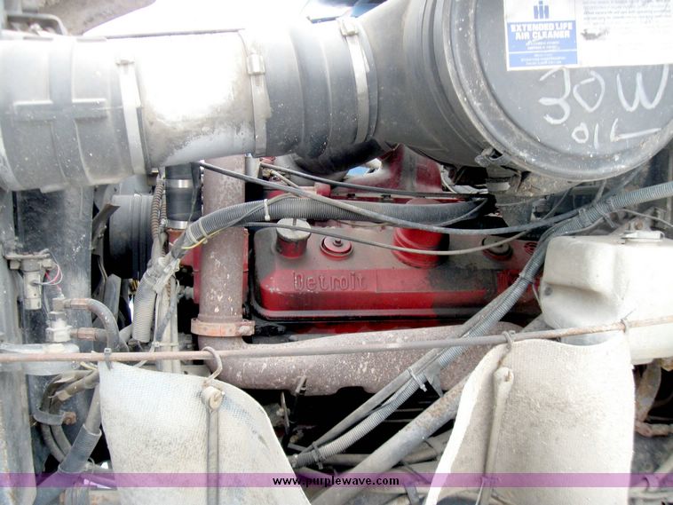 image for item 5195 1984 International S series F2574 tandem axle semi truck