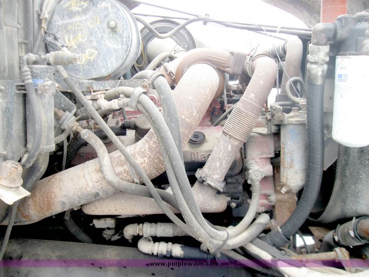 image for item 5195 1984 International S series F2574 tandem axle semi truck