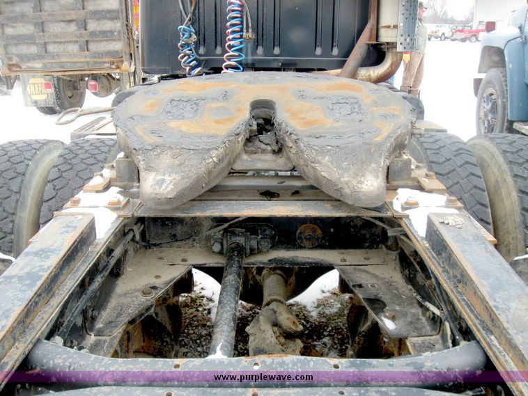 image for item 5195 1984 International S series F2574 tandem axle semi truck