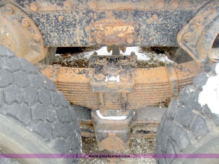 image for item 5195 1984 International S series F2574 tandem axle semi truck