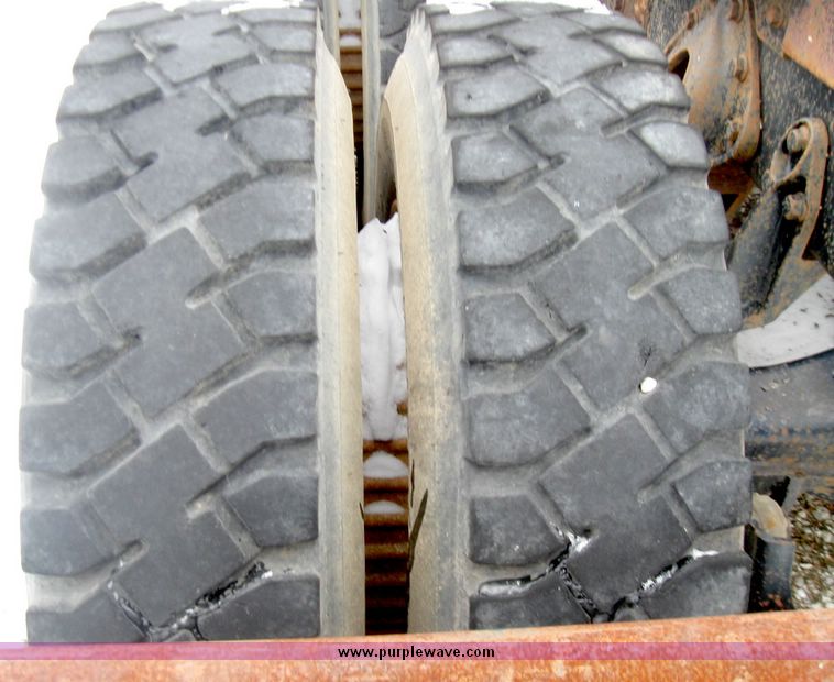 image for item 5195 1984 International S series F2574 tandem axle semi truck