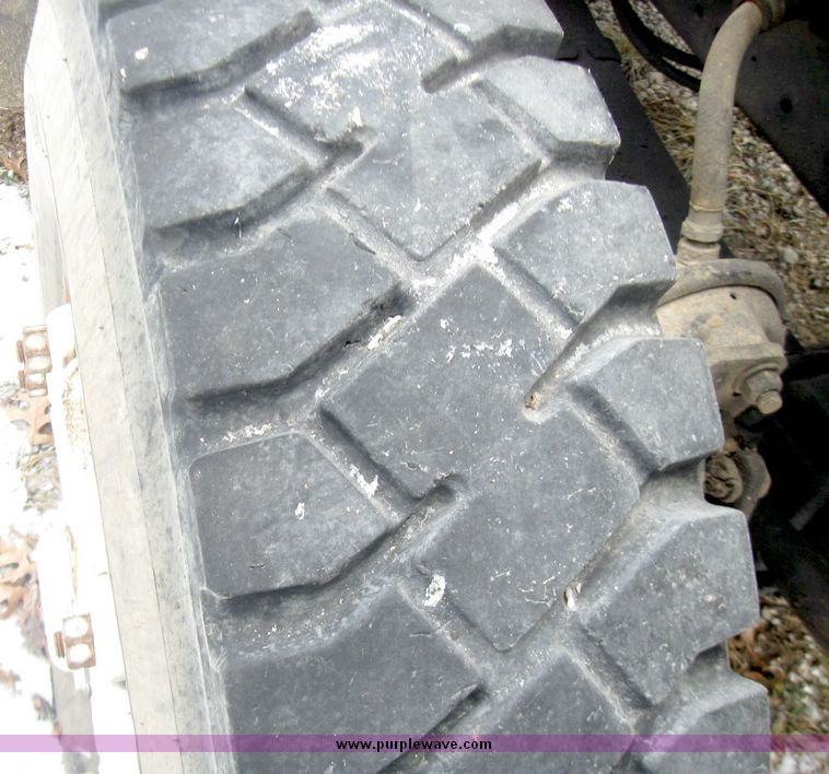 image for item 5195 1984 International S series F2574 tandem axle semi truck